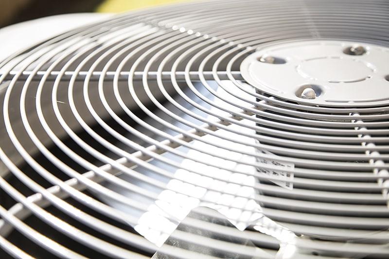在炎热的夏季，室外空调机组的俯视图.